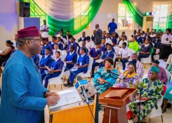 Fayemi hands over cheques to 3 technical colleges in Ekiti State