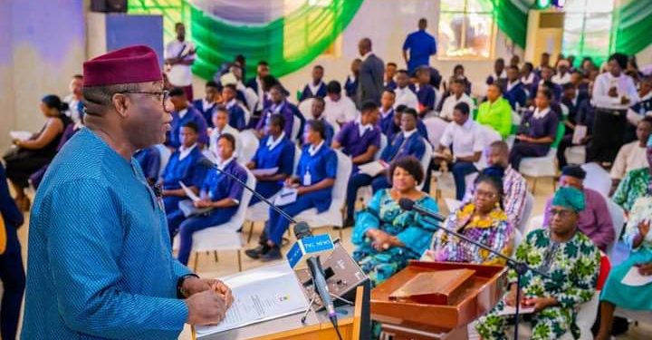 Fayemi hands over cheques to 3 technical colleges in Ekiti State
